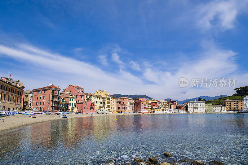 位于Sestri Levante的Baia del Silenzio(沉默湾)，周围是特色的彩色建筑——意大利利古里亚